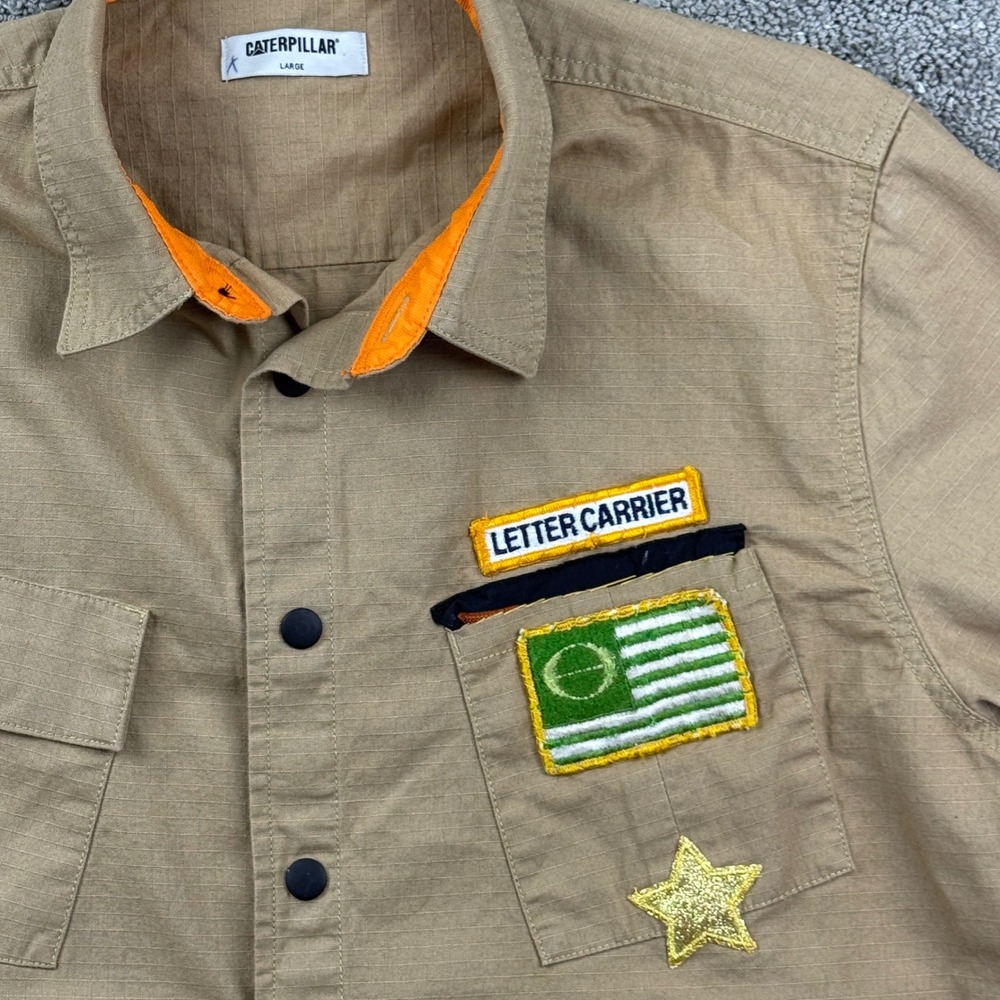 Caterpillar CAT Shirt Mens Large Tan Letter Carrier Patch Workwear Utility Y2K
